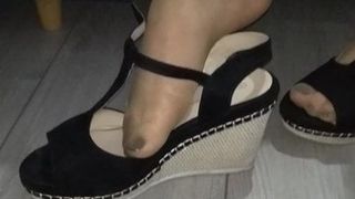 Uma linda mulher polonesa mostra seus pés sensuais