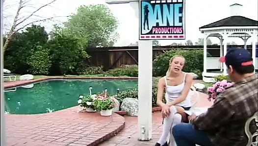 Heiße brünette und blonde schätzchen in intensiven fingersessions