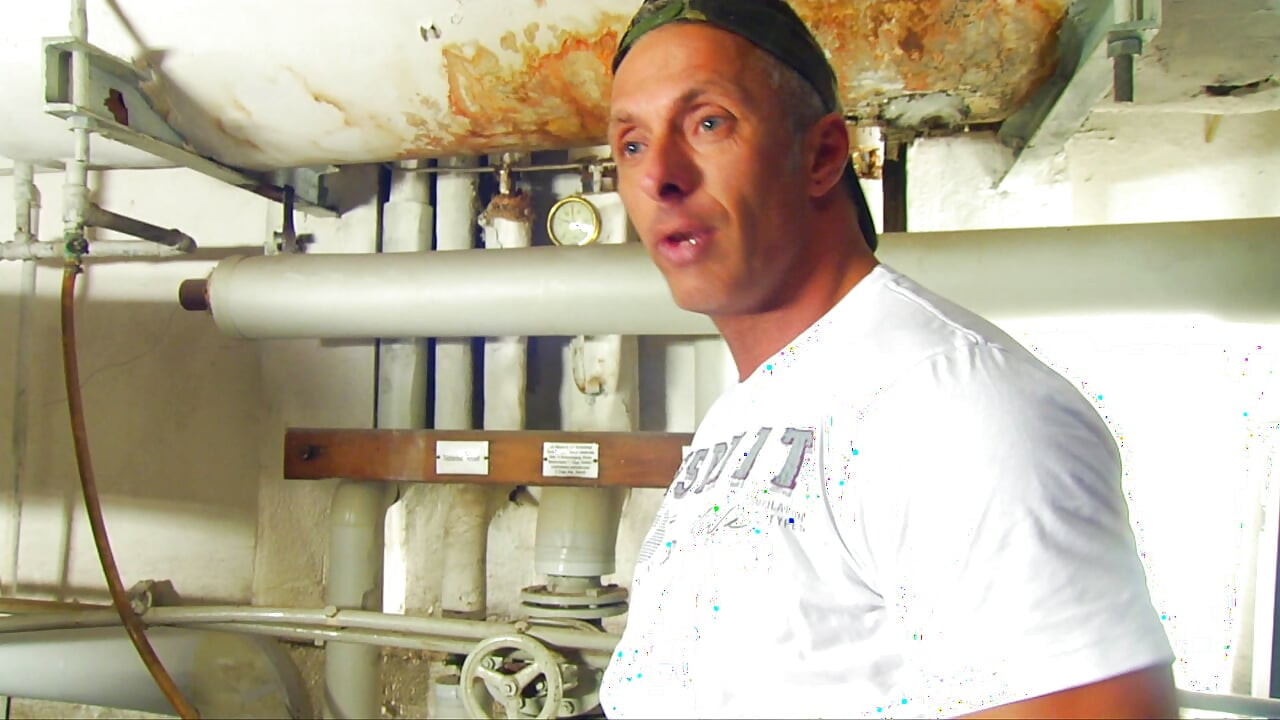 Njemačka djevojka jebana od vodoinstalatera i dobiva spermu u usta