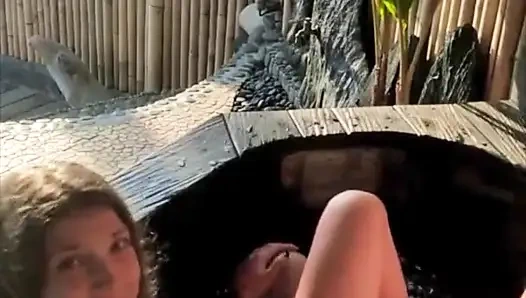 Genç çifti açık havada verandada sikiyor