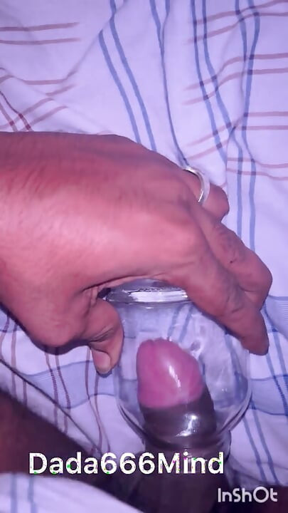 Băiat indian se masturbează cu borcan de sticlă