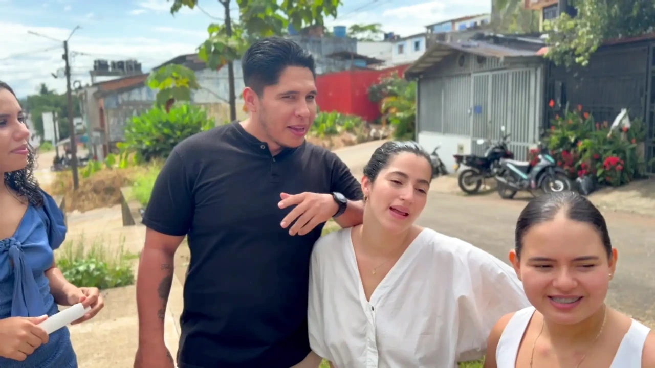 在街上做市场时，他们不小心掉进了我们的院子。