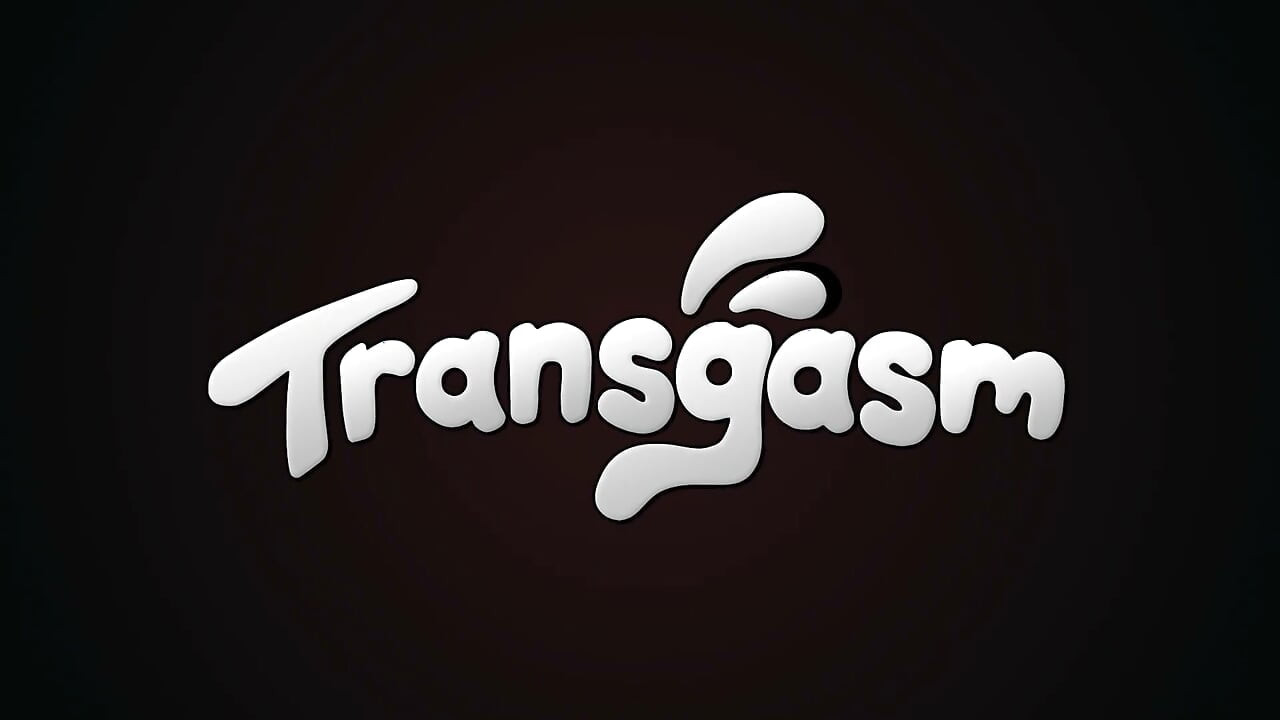 TRANSGASM 문신한 에보니 트랜스 여성이 레이스 가터와 스타킹 차림으로 자신을 애무한다