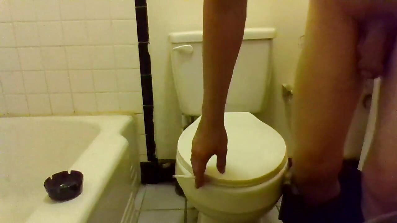 Cewek ini lagi asik dudukin pemandangan sambil bugil sambil kencing