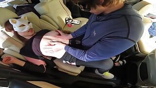 Affair SEX in the car while waiting for the timing to bring in the car while shooting the married woman who came to the gym with her husband