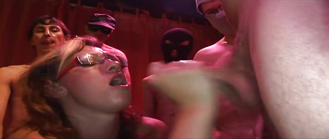 Maduras gatas em gangbang selvagem pingando de porra