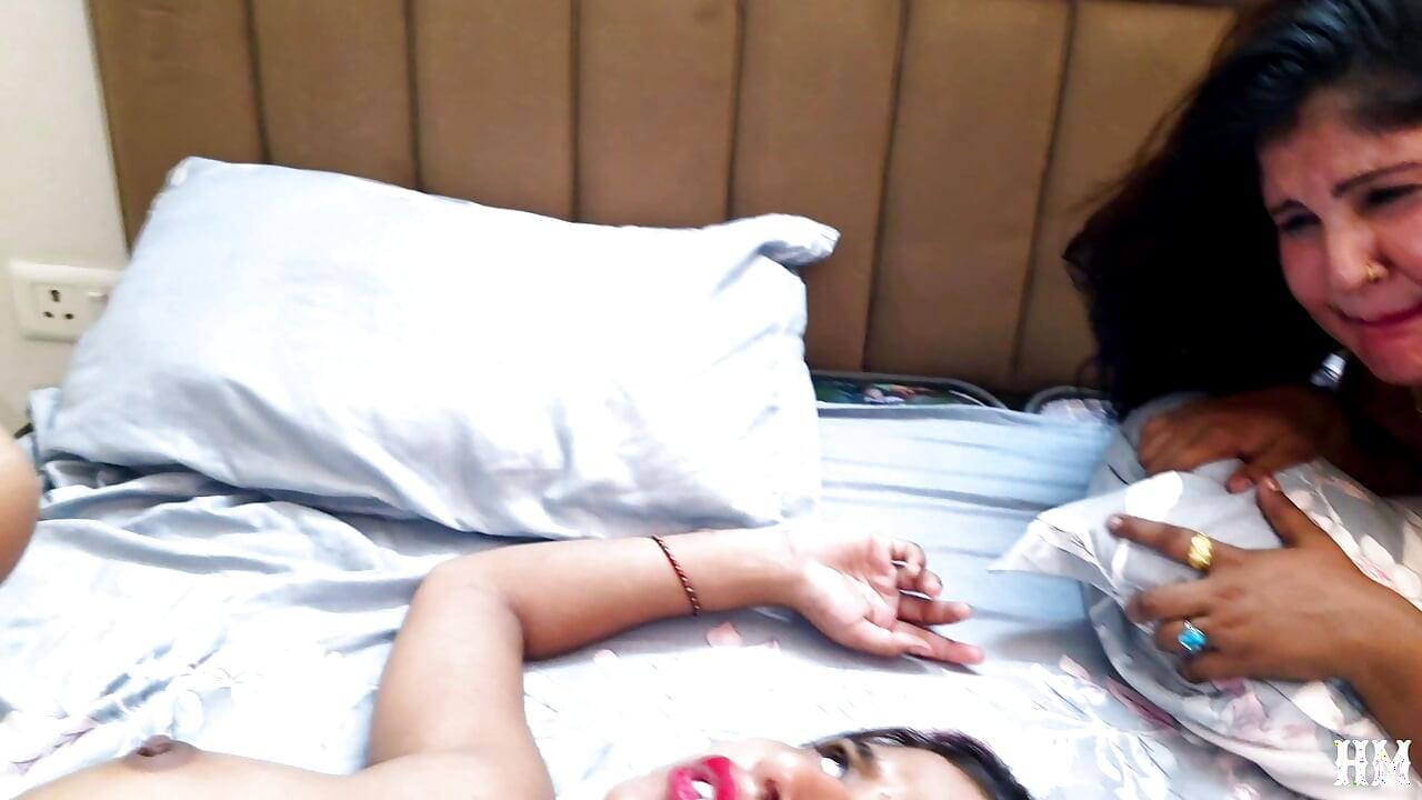 Pada satu titik, empat bintang porno didapat saat blogging langsung dan mulai melakukan seks berempat, membuat video yang menghibur