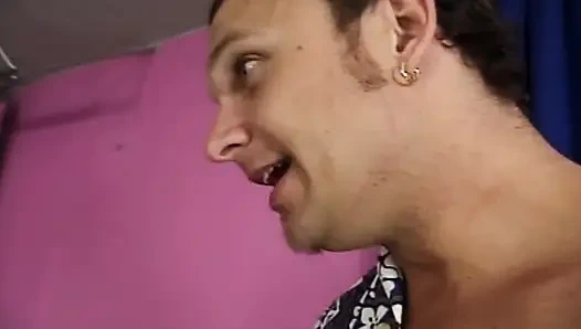 Zierliches teen ist hier, um seinen schwanz zu reiten und ihn überall zum kuscheln zu bringen