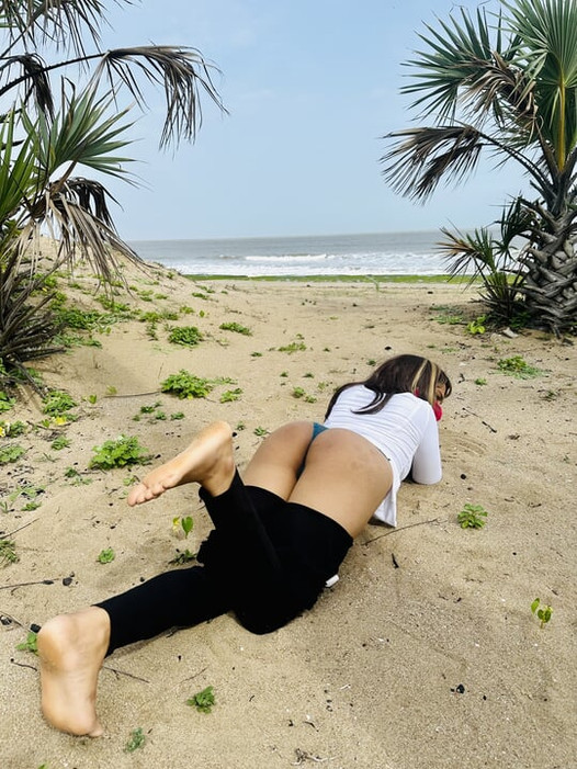 Beach ke kinare video bnaya or stranger ka cock muh me liya