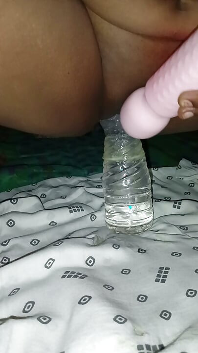 Indian Desi Hot Bhabhi Ki Chuda Se Pani Ki Bottle