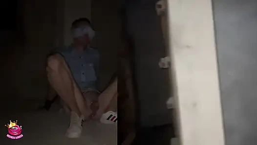 Yalnız başına bağlı gözleri bağlı çıplak ve teşhir ediliyor