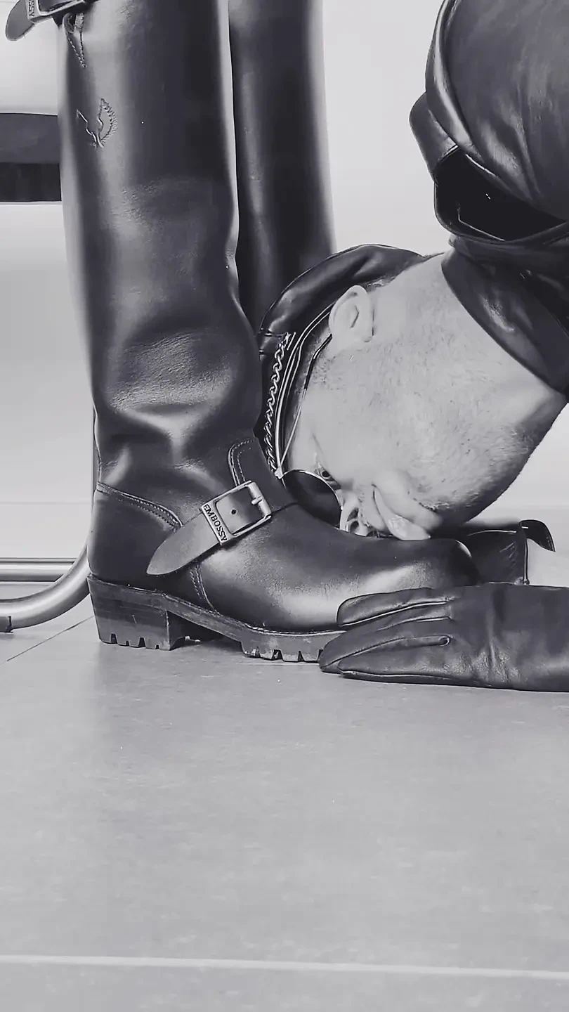 Full leathers and bootlicking!