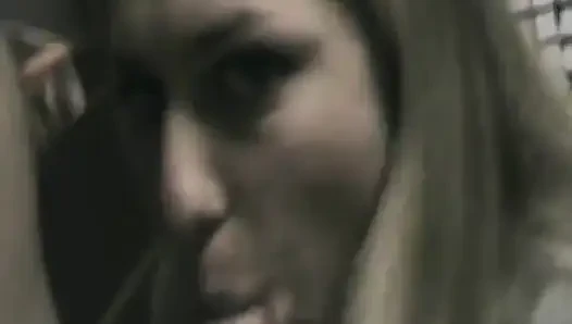 Tombul sarışın orta yaşlı seksi sürtük o yarağı çok sert emiyor