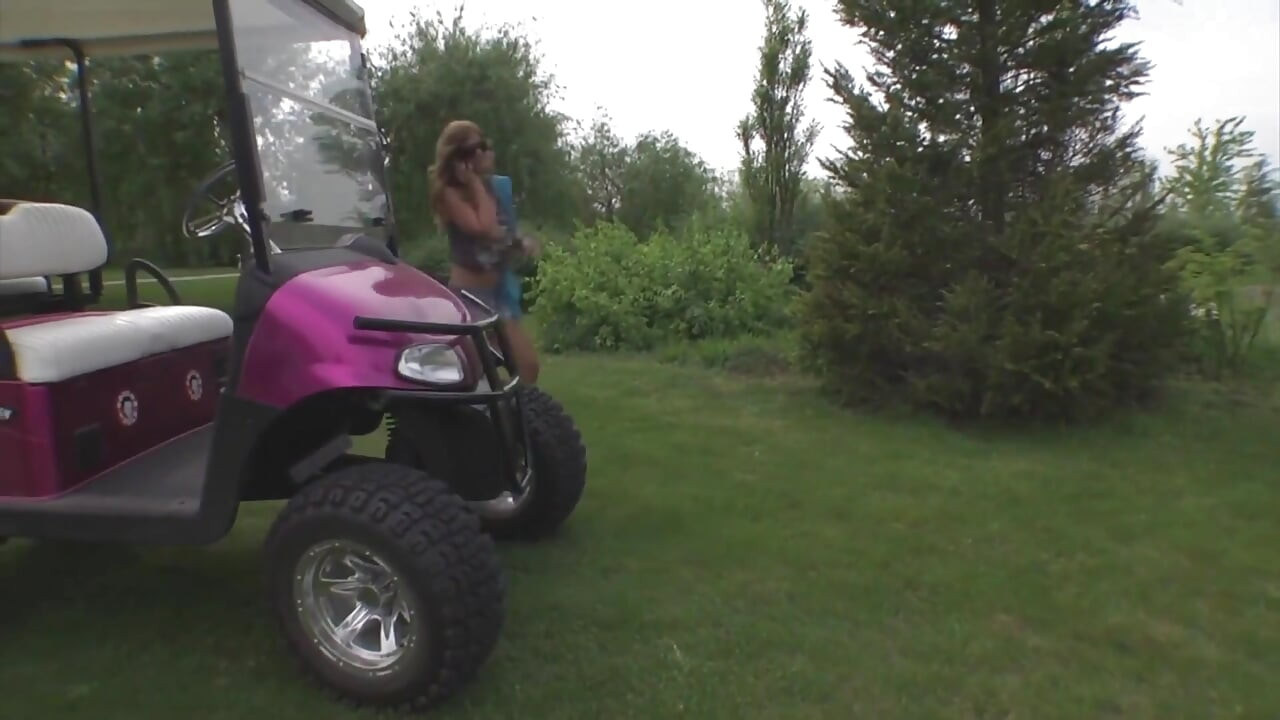 Zwei sexy küken teilen sich großen schwanz