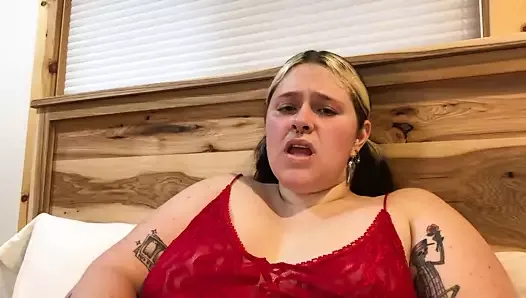 Une BBW adolescente se masturbe devant la caméra pour la première fois!