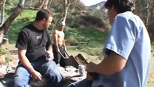 Die blonde hure in hotpants bekommt drei harte schwänze, die ihre löcher füllen