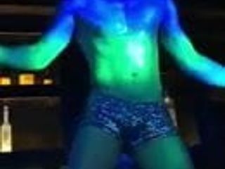 Sexy Kerl, der auf Schwulenclub tanzt