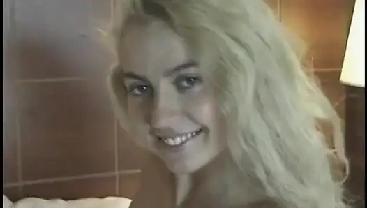 Cewek muda sange dengan toket kecil ini lagi asik ngentot posisi reverse cowgirl