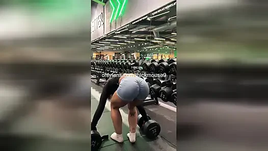 18-Year-Old Girl Accidentally Shows Her Wet Pussy During TikTok Challenge