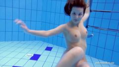 Awek si rambut coklat Zuzanna yang bertetek besar berenang di kolam