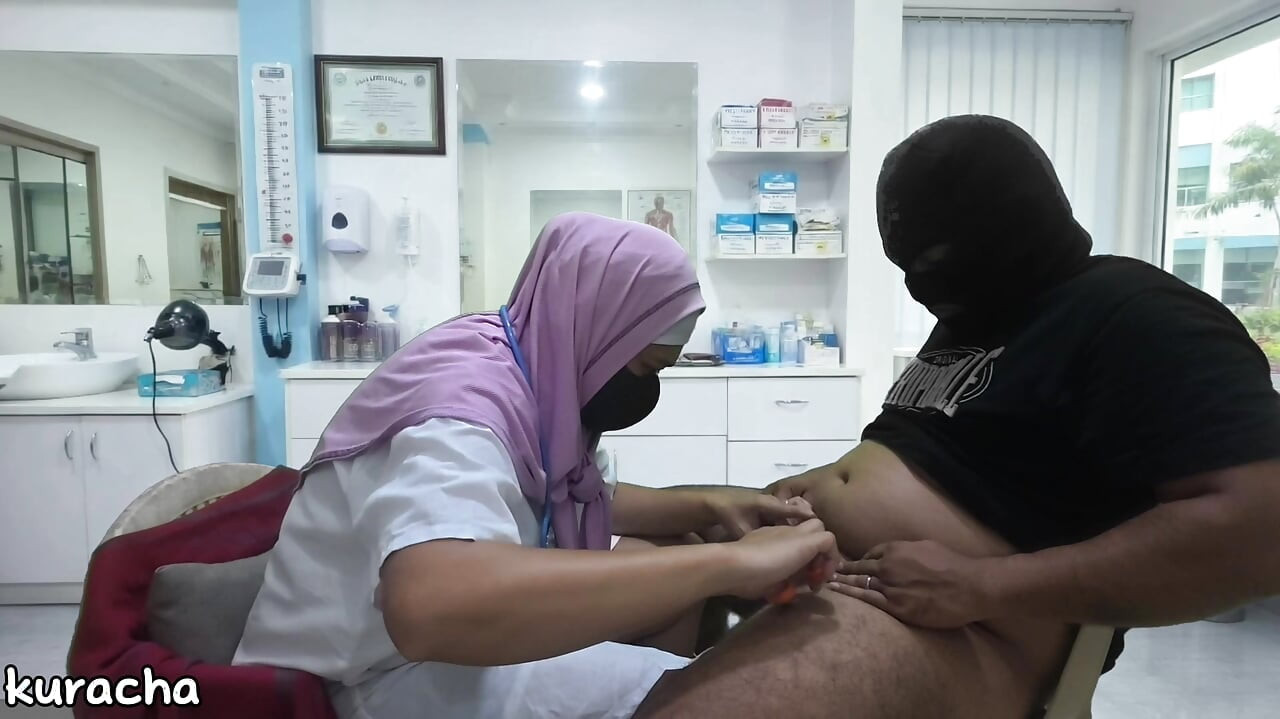 Tesettürlü doktor tıraş sırasında müşterinin kalın yarağını tıraş ediyor