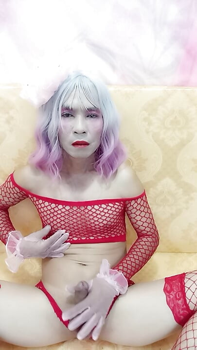 Oanh Le transseksualna ubrana w pornograficzne pończochy z siatki bawi się fałszywą puszką