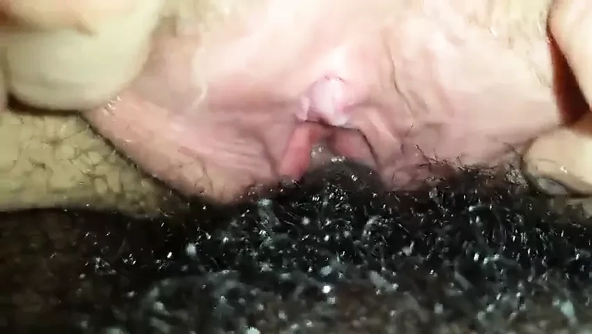 Kompilacja międzyrasowej clitfuck (tribbing i squirting)