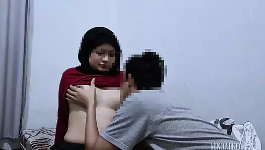 Tesettürlüm bana sakso çekiyor ve köye döndüğünde dölümü yalıyor