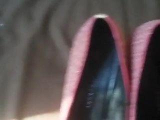 Du sperme sur ses chaussures - talons roses