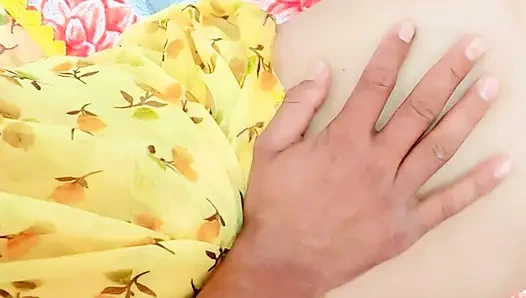 Ateşli ve seksi Hintli evli kadın kocası evden dışarıdayken devar ile sikiliyor