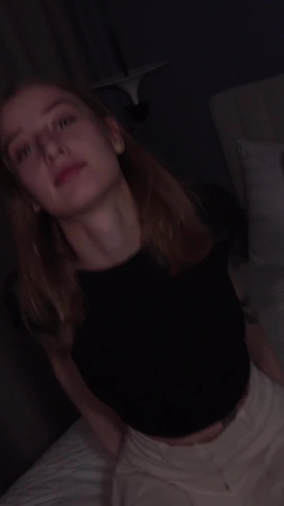 这个青少年非常喜欢重口味性爱！她总是要求更多！