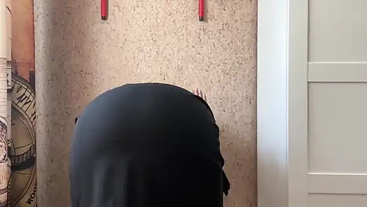 Maracanlı orta yaşlı seksi kadın esnerken külotlu çorap yırtıyor ve ıslak amcık orgazmı