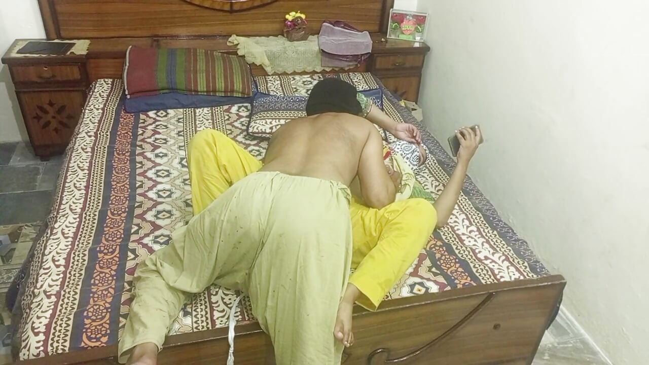 Desi bhabhi panas dan seksi disetubuhi oleh bf