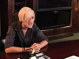 Sesso lesbico sul tavolo dell'ufficio
