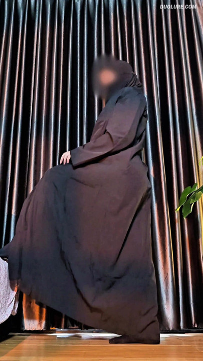 Hijabi Muslim Girl Showing Legs in Abaya 🔥