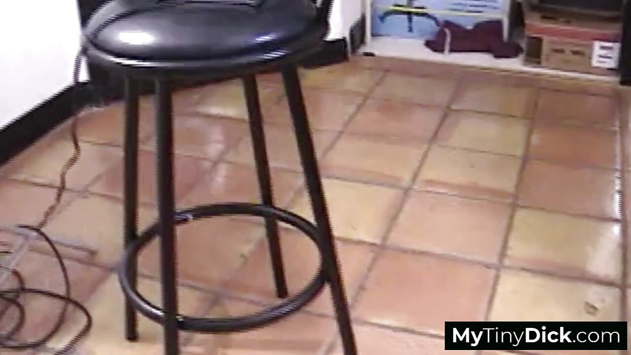 茶髪の美女が小さなペニスを巧みに扱っている