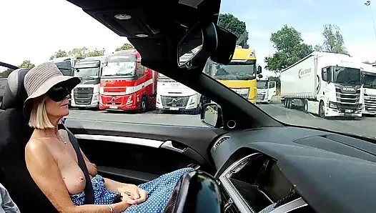 Tittenfick am dienstag mit verbundenen augen, spaß beim lkw-stopp