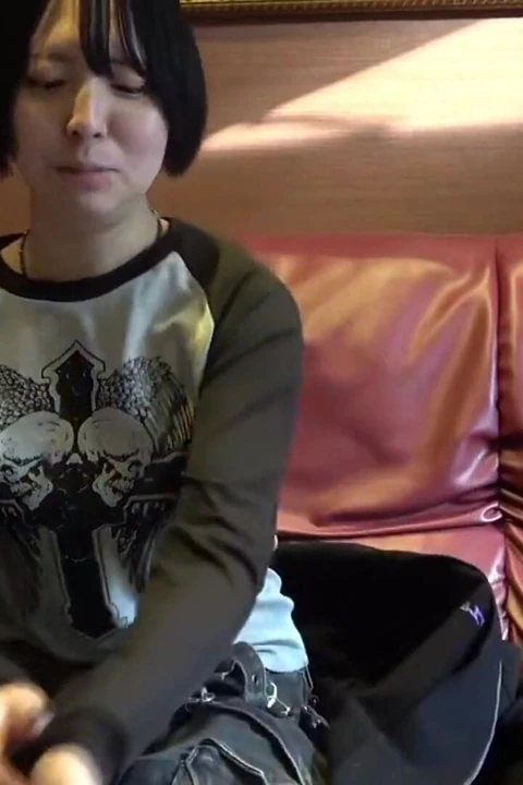 男孩美女声称没有兴趣, 但悄悄地向前迈出, 露出意料之外的信心