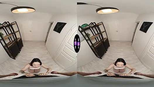 Rihanna Black роняет свое полотенце для утреннего сюрприза соседки - TeenMegaWorld