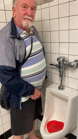 Pisilés a nyilvános vécében