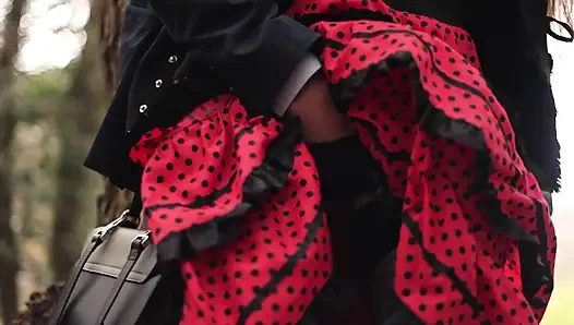 Cewek dengan rok polka dot dientot habis-habisan di hutan
