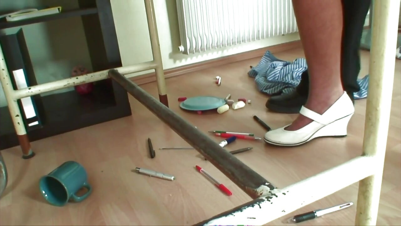 Küçük memeli ve sıkı götlü ateşli sarışın ona bir ders vermek için usta tarafından çılgınca sikiliyor