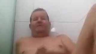 Пожилой папочка кончает в ванной