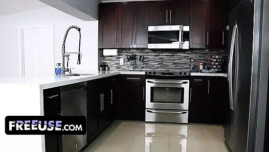 Vivian Taylor pencerede sıkışıyor ve Brick Danger tam avantaj sağlıyor