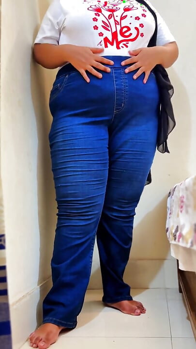 PAWG موظفة مراهقة خجولة تستمني في المكتب عندما يكون المدير هو المكتب التالي