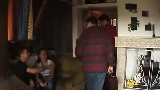 Amateur-paar fickt auf einer dreier am fluss