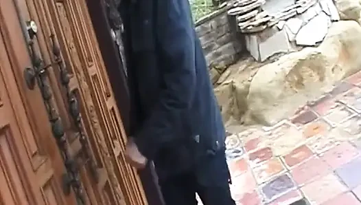 Blonde MILf nimmt pulsierenden schwanz tief in den hals, überall tropfendes sperma