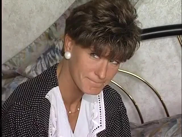 Sürtük olgun dildoya binmeden önce yarak emiyor ve biniyor