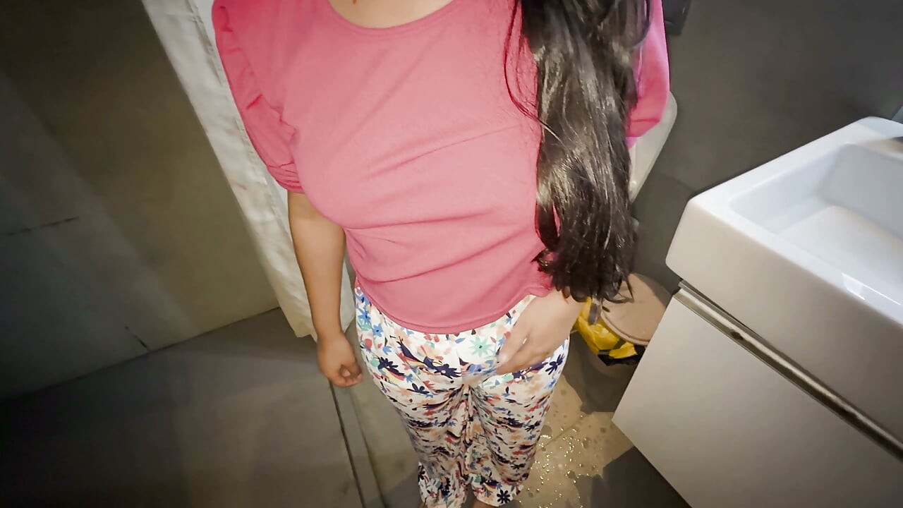 El hermanastro grabó un video de su hermanastra mientras se cambiaba de ropa y tenía relaciones sexuales con ella