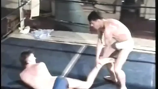 İki genç adam ringde güreşiyor